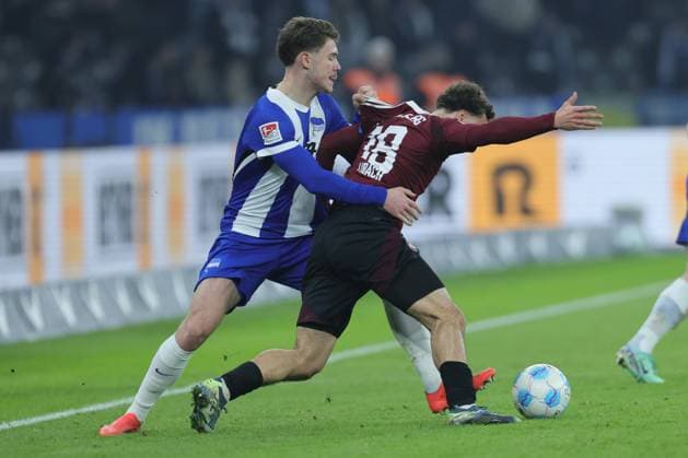 2. Fußball Bundesliga Hertha BSC - 1. FC Nürnberg Rafael Lubach (Nürnberg 18) im Zweikampf mit Linus Gechter (Hertha BSC Berlin 44), während der Begegnung in der 2. Fußball Bundesliga Hertha BSC - 1. FC Nürnberg in Berlin, Olympiastadion, am 21.02.2025. DFB regulations prohibit any use of photographs as image sequences and or quasi video.