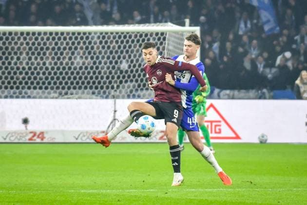 Fussball 2.Bundesliga, Hertha BSC Berlin - 1.FC Nürnberg 21.02.2025, xdanx, Fussball 2.Bundesliga, Hertha BSC Berlin - 1.FC Nürnberg v.l. Stefanos Tzimas (1.FC Nuernberg 9),Linus Gechter (Hertha BSC 44),Zweikampf, Duell, Kampf, tackle (DFL DFB REGULATIONS PROHIBIT ANY USE OF PHOTOGRAPHS as IMAGE SEQUENCES and or QUASI-VIDEO) Daniel Lakomski Mix1 Berlin Olympiastadion Berlin Deutschland (DEU) Copyright: xDanielxLakomskix