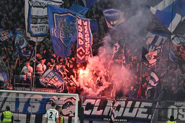 GER; 2. FBL,, Hamburger SV vs 1.FC Kaiserslautern 21.02.2025, Volksparkstadion, Hamburg, GER; 2. FBL, Hamburger SV vs 1.FC Kaiserslautern im Bild Feature die HSV Fans zuenden Pyrotechnik