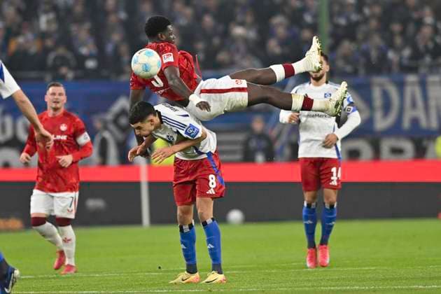 GER; 2. FBL,, Hamburger SV vs 1.FC Kaiserslautern 21.02.2025, Volksparkstadion, Hamburg, GER; 2. FBL, Hamburger SV vs 1.FC Kaiserslautern im Bild Ragnar Prince Friedel Ache (Kaiserslautern 09) landet auf Daniel Elfadi (Hamburg 08)
