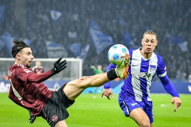 Fussball 2.Bundesliga, Hertha BSC Berlin - 1.FC Nürnberg 21.02.2025, xdanx, Fussball 2.Bundesliga, Hertha BSC Berlin - 1.FC Nürnberg v.l. Berkay YÄ±lmaz (1.FC Nuernberg 21)Derry Scherhant (Hertha BSC 39),Zweikampf, Duell, Kampf, tackleä (DFL DFB REGULATIONS PROHIBIT ANY USE OF PHOTOGRAPHS as IMAGE SEQUENCES and or QUASI-VIDEO) Daniel Lakomski Mix1 Berlin Olympiastadion Berlin Deutschland (DEU)