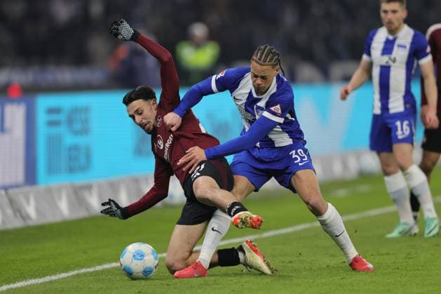 2. Fußball Bundesliga Hertha BSC - 1. FC Nürnberg Berkay Y?lmaz (Nürnberg 21) izm Derry Scherhant (Hertha BSC Berlin 39), während der Begegnung in der 2. Fußball Bundesliga Hertha BSC - 1. FC Nürnberg in Berlin, Olympiastadion, am 21.02.2025. DFB regulations prohibit any use of photographs as image sequences and or quasi video.