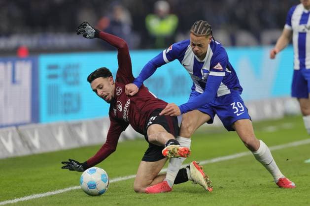 2. Fußball Bundesliga Hertha BSC - 1. FC Nürnberg Berkay Y?lmaz (Nürnberg 21) izm Derry Scherhant (Hertha BSC Berlin 39), während der Begegnung in der 2. Fußball Bundesliga Hertha BSC - 1. FC Nürnberg in Berlin, Olympiastadion, am 21.02.2025. DFB regulations prohibit any use of photographs as image sequences and or quasi video.