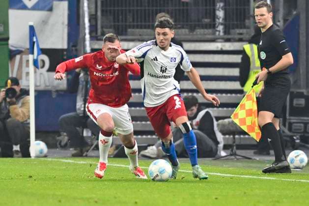 GER; 2. FBL,, Hamburger SV vs 1.FC Kaiserslautern 21.02.2025, Volksparkstadion, Hamburg, GER; 2. FBL, Hamburger SV vs 1.FC Kaiserslautern im Bild William Mikelbrencis (Hamburg 02) versucht sich gegen Luca Sirch (Kaiserslautern 31) durchzusetzen