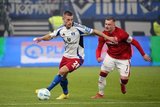 21.02.2025, xmohx, Fussball 2.Bundesliga, Hamburger SV - 1.FC Kaiserslautern v.l. Miro Muheim (Hamburger SV), Marlon Ritter (1. FC Kaiserslautern) (DFL DFB REGULATIONS PROHIBIT ANY USE OF PHOTOGRAPHS as IMAGE SEQUENCES and or QUASI-VIDEO) Hamburg
