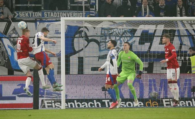 21.02.2025, xmohx, Fussball 2.Bundesliga, Hamburger SV - 1.FC Kaiserslautern v.l. Tim Breithaupt (1. FC Kaiserslautern), Jonas Meffert (Hamburger SV), Ludovit Reis (Hamburger SV), Julian Krahl (1. FC Kaiserslautern), Jan Elvedi (1. FC Kaiserslautern) (DFL DFB REGULATIONS PROHIBIT ANY USE OF PHOTOGRAPHS as IMAGE SEQUENCES and or QUASI-VIDEO) Hamburg