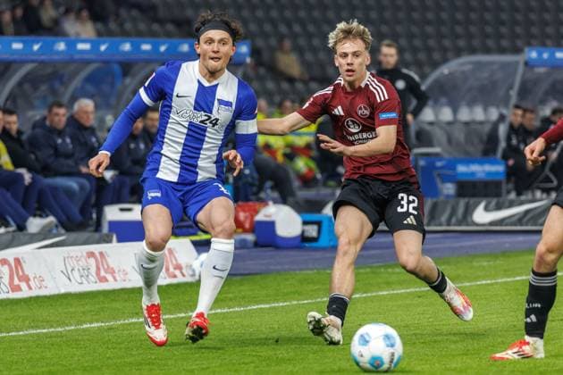 Berlin, 21.02.2025, Fussball, 2.Bundesliga, 23. Spieltag, Hertha BSC - 1. FC Nuernberg, Olympiastadion. Berlins Fabian Reese (l) kaempft gegen Tim Janisch von FC Nuernberg um den Ball. DFL regulations and DFB regulations prohibit any use of photographs as image sequences and or quasi-video, Foto: Andreas Gora Hertha BSC - 1. FC Nuernberg