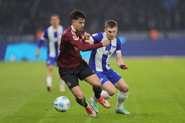 2. Fußball Bundesliga Hertha BSC - 1. FC Nürnberg Jens Castrop (Nürnberg 17) im Zweikampf mit Jonjoe Kenny (Hertha BSC Berlin 16). während der Begegnung in der 2. Fußball Bundesliga Hertha BSC - 1. FC Nürnberg in Berlin, Olympiastadion, am 21.02.2025. DFB regulations prohibit any use of photographs as image sequences and or quasi video.