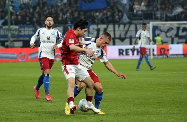 21.02.2025, xmohx, Fussball 2.Bundesliga, Hamburger SV - 1.FC Kaiserslautern v.l. Daisuke Yokota (1. FC Kaiserslautern), Miro Muheim (Hamburger SV) (DFL DFB REGULATIONS PROHIBIT ANY USE OF PHOTOGRAPHS as IMAGE SEQUENCES and or QUASI-VIDEO) Hamburg