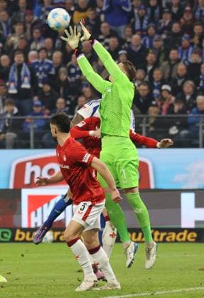 21.02.2025, xmohx, Fussball 2.Bundesliga, Hamburger SV - 1.FC Kaiserslautern v.l. Maximilian Bauer (1. FC Kaiserslautern), Julian Krahl (1. FC Kaiserslautern), Davie Selke (Hamburger SV) (DFL DFB REGULATIONS PROHIBIT ANY USE OF PHOTOGRAPHS as IMAGE SEQUENCES and or QUASI-VIDEO) Hamburg