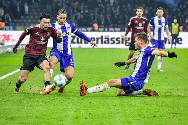 Fussball 2.Bundesliga, Hertha BSC Berlin - 1.FC Nürnberg 21.02.2025, xdanx, Fussball 2.Bundesliga, Hertha BSC Berlin - 1.FC Nürnberg v.l. 21m Derry Scherhant (Hertha BSC 39),Florian Niederlechner (Hertha BSC 7),Zweikampf, Duell, Kampf, tackle (DFL DFB REGULATIONS PROHIBIT ANY USE OF PHOTOGRAPHS as IMAGE SEQUENCES and or QUASI-VIDEO) Daniel Lakomski Mix1 Berlin Olympiastadion Berlin Deutschland (DEU)