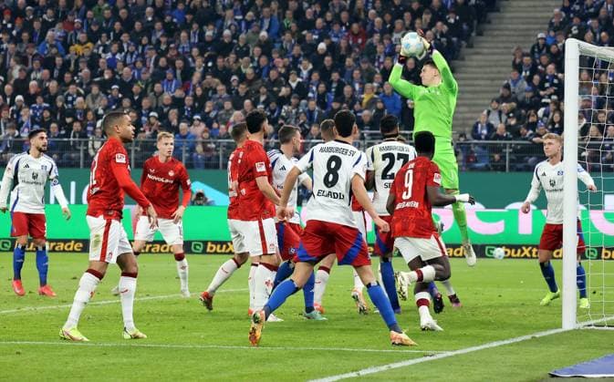 21.02.2025, xmohx, Fussball 2.Bundesliga, Hamburger SV - 1.FC Kaiserslautern v.l. Davie Selke (Hamburger SV), Ragnar Ache (1. FC Kaiserslautern), Julian Krahl (1. FC Kaiserslautern), (DFL DFB REGULATIONS PROHIBIT ANY USE OF PHOTOGRAPHS as IMAGE SEQUENCES and or QUASI-VIDEO) Hamburg