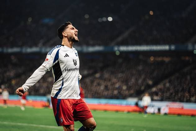 Fußball Männer Saison 2024 2025 2. Fußball-Bundesliga 23. Spieltag Hamburger SV vs. 1. FC Kaiserslautern 21.02.2025 Ludovit Reis ( 14, HSV) heizt die Fans ein Hamburg Volksparkstadion Hamburg Deutschland