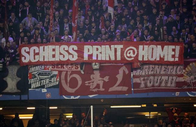21.02.2025, xmohx, Fussball 2.Bundesliga, Hamburger SV - 1.FC Kaiserslautern v.l. Plakat Scheiss Print a home (DFL DFB REGULATIONS PROHIBIT ANY USE OF PHOTOGRAPHS as IMAGE SEQUENCES and or QUASI-VIDEO) Hamburg