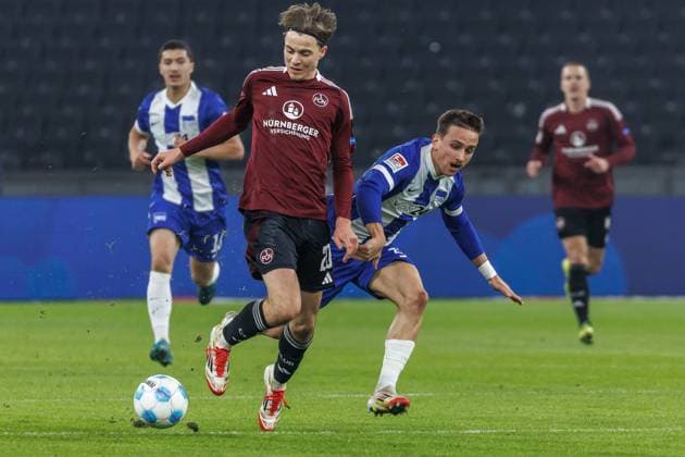 Berlin, 21.02.2025, Fussball, 2.Bundesliga, 23. Spieltag, Hertha BSC - 1. FC Nuernberg, Olympiastadion. Caspar Jander von FC Nuernberg kaempft gegen Berlins Michal Karbownik (r) um den Ball. DFL regulations and DFB regulations prohibit any use of photographs as image sequences and or quasi-video, Foto: Andreas Gora Hertha BSC - 1. FC Nuernberg