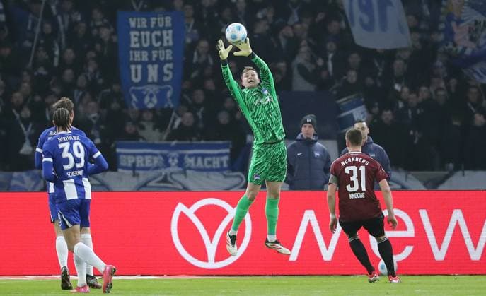 Torwart Tjark Ernst fängt den Ball Einzelbild Freisteller Aktion Fußball Fussball DFL 2.Bundesliga Herren 23. Spieltag Saison 2024 2025 21.02.2025 Hertha BSC Berlin vs. 1.FC Nürnberg FCN DFL regulations prohibit any use of photographs as image sequences and or quasi-video