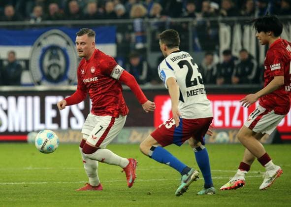 21.02.2025, xmohx, Fussball 2.Bundesliga, Hamburger SV - 1.FC Kaiserslautern v.l. Marlon Ritter (1. FC Kaiserslautern), Jonas Meffert (Hamburger SV), Daisuke Yokota (1. FC Kaiserslautern) (DFL DFB REGULATIONS PROHIBIT ANY USE OF PHOTOGRAPHS as IMAGE SEQUENCES and or QUASI-VIDEO) Hamburg