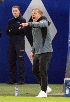 21.02.2025, xmohx, Fussball 2.Bundesliga, Hamburger SV - 1.FC Kaiserslautern v.l. Trainer Markus Anfang (1. FC Kaiserslautern) gibt Anweisungen, gestikuliert, mit den Armen gestikulieren gives instructions, gesticulate (DFL DFB REGULATIONS PROHIBIT ANY USE OF PHOTOGRAPHS as IMAGE SEQUENCES and or QUASI-VIDEO) Hamburg