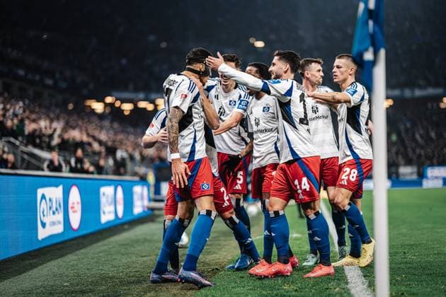 Fußball Männer Saison 2024 2025 2. Fußball-Bundesliga 23. Spieltag Hamburger SV vs. 1. FC Kaiserslautern 21.02.2025 Davie Selke ( 27, HSV) schießt das erste Tor des Spiels und jubelt mit dem Team Hamburg Volksparkstadion Hamburg Deutschland