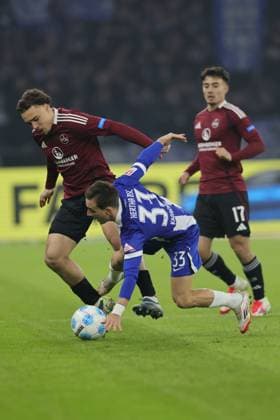 2. Fußball Bundesliga Hertha BSC - 1. FC Nürnberg Derry Scherhant (Hertha BSC Berlin 39) im Zweikampf mit Berkay Y?lmaz (Nürnberg 21), rechts Jens Castrop (Nürnberg 17), während der Begegnung in der 2. Fußball Bundesliga Hertha BSC - 1. FC Nürnberg in Berlin, Olympiastadion, am 21.02.2025. DFB regulations prohibit any use of photographs as image sequences and or quasi video.