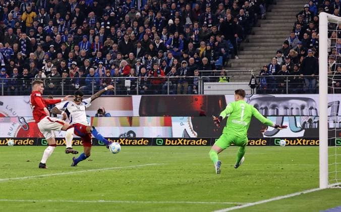 21.02.2025, xmohx, Fussball 2.Bundesliga, Hamburger SV - 1.FC Kaiserslautern v.l. Jan Elvedi (1. FC Kaiserslautern), Davie Selke (Hamburger SV), Julian Krahl (1. FC Kaiserslautern) Goal scored, erzielt das Tor zum 1:0 (DFL DFB REGULATIONS PROHIBIT ANY USE OF PHOTOGRAPHS as IMAGE SEQUENCES and or QUASI-VIDEO) Hamburg
