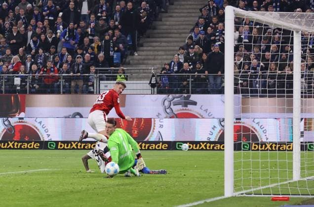21.02.2025, xmohx, Fussball 2.Bundesliga, Hamburger SV - 1.FC Kaiserslautern v.l. Jan Elvedi (1. FC Kaiserslautern), Davie Selke (Hamburger SV), Julian Krahl (1. FC Kaiserslautern) Goal scored, erzielt das Tor zum 1:0 (DFL DFB REGULATIONS PROHIBIT ANY USE OF PHOTOGRAPHS as IMAGE SEQUENCES and or QUASI-VIDEO) Hamburg