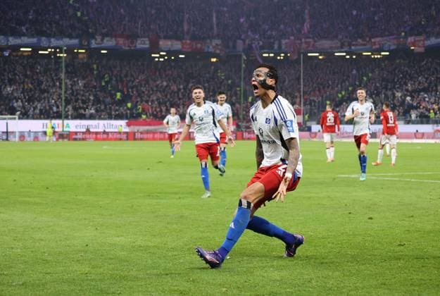 21.02.2025, xmohx, Fussball 2.Bundesliga, Hamburger SV - 1.FC Kaiserslautern v.l. Davie Selke (Hamburger SV) celebrate the goal, Der Torjubel zum 1:0 (DFL DFB REGULATIONS PROHIBIT ANY USE OF PHOTOGRAPHS as IMAGE SEQUENCES and or QUASI-VIDEO) Hamburg