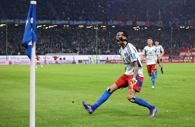 21.02.2025, xmohx, Fussball 2.Bundesliga, Hamburger SV - 1.FC Kaiserslautern v.l. Davie Selke (Hamburger SV) celebrate the goal, Der Torjubel zum 1:0 (DFL DFB REGULATIONS PROHIBIT ANY USE OF PHOTOGRAPHS as IMAGE SEQUENCES and or QUASI-VIDEO) Hamburg