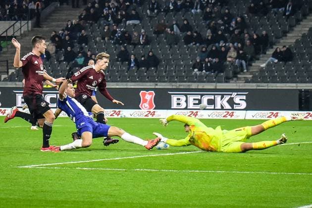 Fussball 2.Bundesliga, Hertha BSC Berlin - 1.FC Nürnberg 21.02.2025, xdanx, Fussball 2.Bundesliga, Hertha BSC Berlin - 1.FC Nürnberg v.l. Florian Niederlechner (Hertha BSC 7),Jan Reichert (1.FC Nuernberg 1) Zweikampf, Duell, Kampf, tackle (DFL DFB REGULATIONS PROHIBIT ANY USE OF PHOTOGRAPHS as IMAGE SEQUENCES and or QUASI-VIDEO) Daniel Lakomski Mix1 Berlin Olympiastadion Berlin Deutschland (DEU)