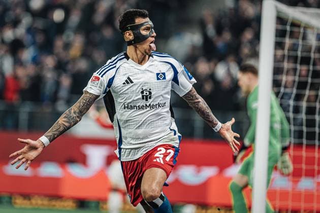Sport Bilder des Tages Fußball Männer Saison 2024 2025 2. Fußball-Bundesliga 23. Spieltag Hamburger SV vs. 1. FC Kaiserslautern 21.02.2025 Davie Selke ( 27, HSV) schießt das erste Tor des Spiels und jubelt Hamburg Volksparkstadion Hamburg Deutschland