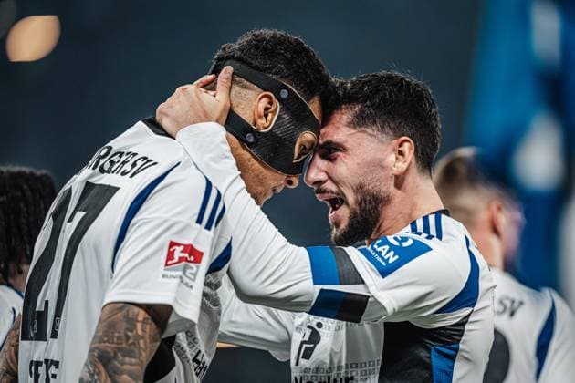 Fußball Männer Saison 2024 2025 2. Fußball-Bundesliga 23. Spieltag Hamburger SV vs. 1. FC Kaiserslautern 21.02.2025 v.l. Jonas Meffert ( 23, HSV) und Ludovit Reis ( 14, HSV) jubeln nach dem Tor Hamburg Volksparkstadion Hamburg Deutschland