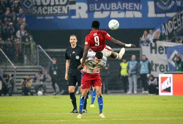 21.02.2025, xmohx, Fussball 2.Bundesliga, Hamburger SV - 1.FC Kaiserslautern v.l. Daniel Elfadli (Hamburger SV), Ragnar Ache (1. FC Kaiserslautern) (DFL DFB REGULATIONS PROHIBIT ANY USE OF PHOTOGRAPHS as IMAGE SEQUENCES and or QUASI-VIDEO) Hamburg