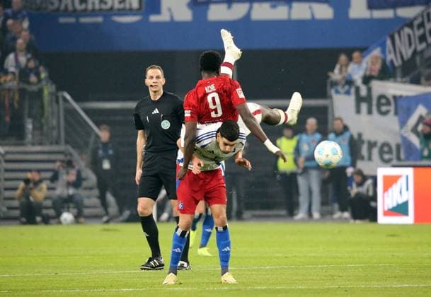 21.02.2025, xmohx, Fussball 2.Bundesliga, Hamburger SV - 1.FC Kaiserslautern v.l. Daniel Elfadli (Hamburger SV), Ragnar Ache (1. FC Kaiserslautern) (DFL DFB REGULATIONS PROHIBIT ANY USE OF PHOTOGRAPHS as IMAGE SEQUENCES and or QUASI-VIDEO) Hamburg