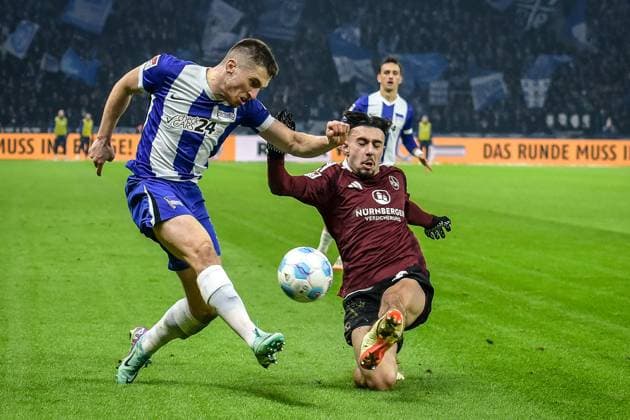 Fussball 2.Bundesliga, Hertha BSC Berlin - 1.FC Nürnberg 21.02.2025, xdanx, Fussball 2.Bundesliga, Hertha BSC Berlin - 1.FC Nürnberg v.l. Jonjoe Kenny (Hertha BSC 16),Berkay YÄ±lmaz (1.FC Nuernberg 21)Zweikampf, Duell, Kampf, tackle (DFL DFB REGULATIONS PROHIBIT ANY USE OF PHOTOGRAPHS as IMAGE SEQUENCES and or QUASI-VIDEO) Daniel Lakomski Mix1 Berlin Olympiastadion Berlin Deutschland (DEU)