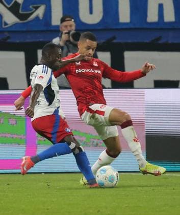 21.02.2025, xmohx, Fussball 2.Bundesliga, Hamburger SV - 1.FC Kaiserslautern v.l. Jean-Luc Dompe (Hamburger SV), Jan Gyamerah (1. FC Kaiserslautern), (DFL DFB REGULATIONS PROHIBIT ANY USE OF PHOTOGRAPHS as IMAGE SEQUENCES and or QUASI-VIDEO) Hamburg