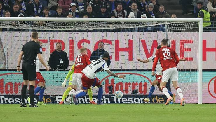 21.02.2025, xmohx, Fussball 2.Bundesliga, Hamburger SV - 1.FC Kaiserslautern v.l. Tim Breithaupt (1. FC Kaiserslautern), Davie Selke (Hamburger SV), Filip Kaloc (1. FC Kaiserslautern) (DFL DFB REGULATIONS PROHIBIT ANY USE OF PHOTOGRAPHS as IMAGE SEQUENCES and or QUASI-VIDEO) Hamburg