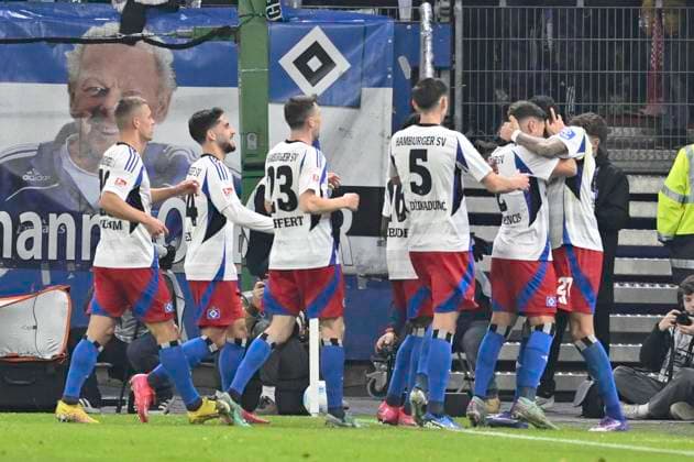 GER; 2. FBL,, Hamburger SV vs 1.FC Kaiserslautern 21.02.2025, Volksparkstadion, Hamburg, GER; 2. FBL, Hamburger SV vs 1.FC Kaiserslautern im Bild Davie Selke (Hamburg 27) schiesst das Tor zum 1-0 fuer Hamburg und jubelt mit der Mannschaft nordphotoxGmbH xWitke nph00002