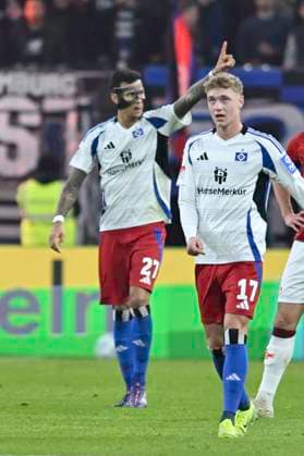 GER; 2. FBL,, Hamburger SV vs 1.FC Kaiserslautern 21.02.2025, Volksparkstadion, Hamburg, GER; 2. FBL, Hamburger SV vs 1.FC Kaiserslautern im Bild Davie Selke (Hamburg 27) schiesst das Tor zum 1-0 fuer Hamburg und jubelt