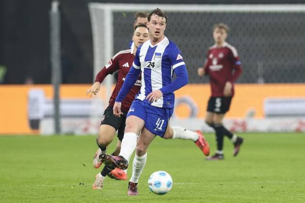 21.02.2025, xtgx, Fussball - 2.Bundesliga, Hertha BSC Berlin - 1.FC Nuernberg emspor, v.l. Pascal Klemens (Hertha, 41) am Ball, plays the ball (DFL DFB REGULATIONS PROHIBIT ANY USE OF PHOTOGRAPHS as IMAGE SEQUENCES and or QUASI-VIDEO) Berlin