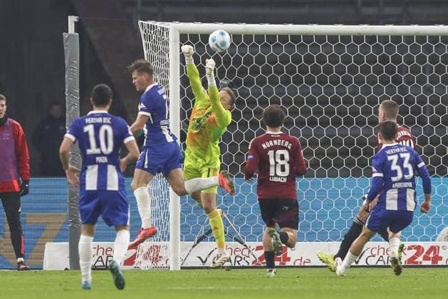 21.02.2025, xtgx, Fussball - 2.Bundesliga, Hertha BSC Berlin - 1.FC Nuernberg emspor, v.l. Jan Reichert (Nuernberg, 1) Parade, haelt den Ball, faengt den Ball, pariert (DFL DFB REGULATIONS PROHIBIT ANY USE OF PHOTOGRAPHS as IMAGE SEQUENCES and or QUASI-VIDEO) Berlin
