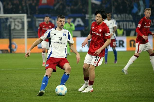21.02.2025, xmohx, Fussball 2.Bundesliga, Hamburger SV - 1.FC Kaiserslautern v.l. Jonas Meffert (Hamburger SV), Daisuke Yokota (1. FC Kaiserslautern) (DFL DFB REGULATIONS PROHIBIT ANY USE OF PHOTOGRAPHS as IMAGE SEQUENCES and or QUASI-VIDEO) Hamburg