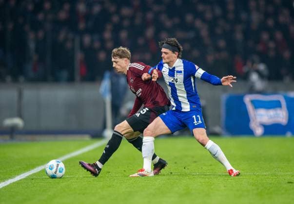 Fussball, Herren, Saison 2024 2025, 2. Bundesliga (23. Spieltag), Hertha BSC - 1. FC Nürnberg, v.l. Tim Drexler (Nürnberg), Fabian Reese (Hertha BSC), 21.02. 2025,