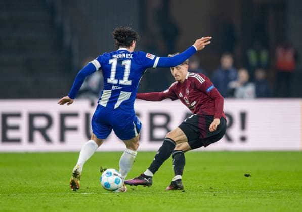 Fussball, Herren, Saison 2024 2025, 2. Bundesliga (23. Spieltag), Hertha BSC - 1. FC Nürnberg, v.l. Fabian Reese (Hertha BSC), Tim Drexler (Nürnberg), 21.02. 2025,