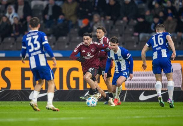 Fussball, Herren, Saison 2024 2025, 2. Bundesliga (23. Spieltag), Hertha BSC - 1. FC Nürnberg, v.l. Michal Karbownik (Hertha BSC), Berkay Yilmaz (Nürnberg), Linus Gechter (Hertha BSC), Jonjoe Kenny (Hertha BSC), 21.02. 2025,