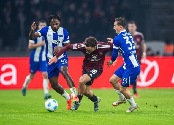 Fussball, Herren, Saison 2024 2025, 2. Bundesliga (23. Spieltag), Hertha BSC - 1. FC Nürnberg, v.l. Deyovaisio Zeefuik (Hertha BSC), Rafael Lubach (Nürnberg), Michal Karbownik (Hertha BSC), 21.02. 2025,