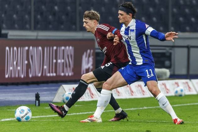 Berlin, 21.02.2025, Fussball, 2.Bundesliga, 23. Spieltag, Hertha BSC - 1. FC Nuernberg, Olympiastadion. Tim Drexler von FC Nuernberg kaempft gegen Berlins Fabian Reese (r) um den Ball. DFL regulations and DFB regulations prohibit any use of photographs as image sequences and or quasi-video, Foto: Andreas Gora Hertha BSC - 1. FC Nuernberg