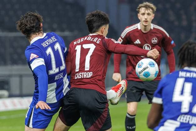 Berlin, 21.02.2025, Fussball, 2.Bundesliga, 23. Spieltag, Hertha BSC - 1. FC Nuernberg, Olympiastadion. Berlins Fabian Reese (l) kaempft gegen Jens Castrop von FC Nuernberg um den Ball. DFL regulations and DFB regulations prohibit any use of photographs as image sequences and or quasi-video, Foto: Andreas Gora Hertha BSC - 1. FC Nuernberg