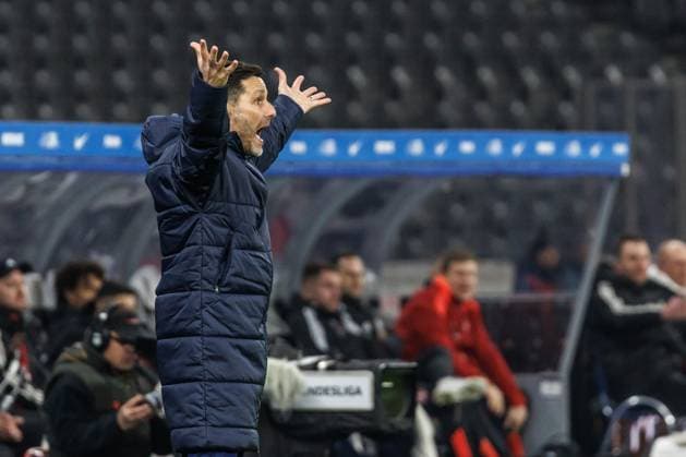 Berlin, 21.02.2025, Fussball, 2.Bundesliga, 23. Spieltag, Hertha BSC - 1. FC Nuernberg, Olympiastadion. Trainer Stefan Leitl von Hertha BSC ruft seinem Team gestikulierend etwas zu. DFL regulations and DFB regulations prohibit any use of photographs as image sequences and or quasi-video, Foto: Andreas Gora Hertha BSC - 1. FC Nuernberg