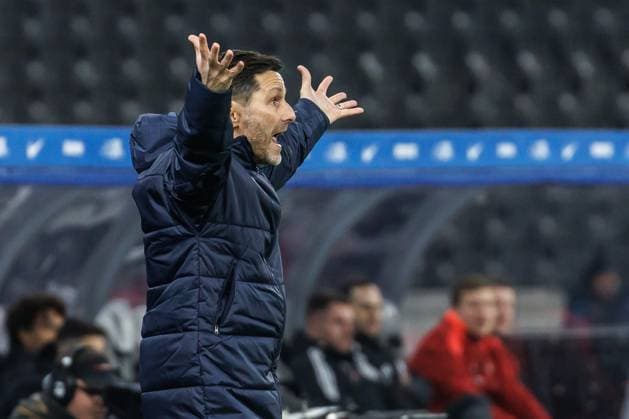 Berlin, 21.02.2025, Fussball, 2.Bundesliga, 23. Spieltag, Hertha BSC - 1. FC Nuernberg, Olympiastadion. Trainer Stefan Leitl von Hertha BSC ruft seinem Team gestikulierend etwas zu. DFL regulations and DFB regulations prohibit any use of photographs as image sequences and or quasi-video, Foto: Andreas Gora Hertha BSC - 1. FC Nuernberg