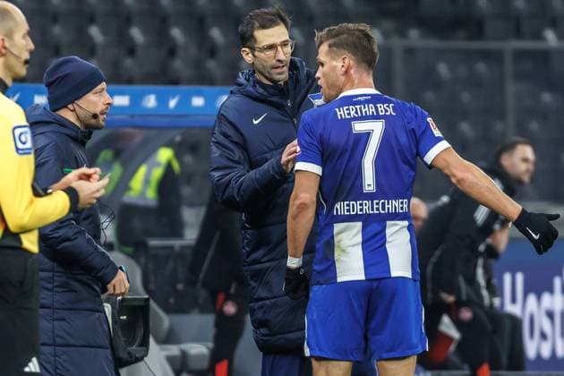 Berlin, 21.02.2025, Fussball, 2.Bundesliga, 23. Spieltag, Hertha BSC - 1. FC Nuernberg, Olympiastadion. Co-Trainer Andre Mijatovic von Hertha BSC spricht mit Florian Niederlechner (r). DFL regulations and DFB regulations prohibit any use of photographs as image sequences and or quasi-video, Foto: Andreas Gora Hertha BSC - 1. FC Nuernberg